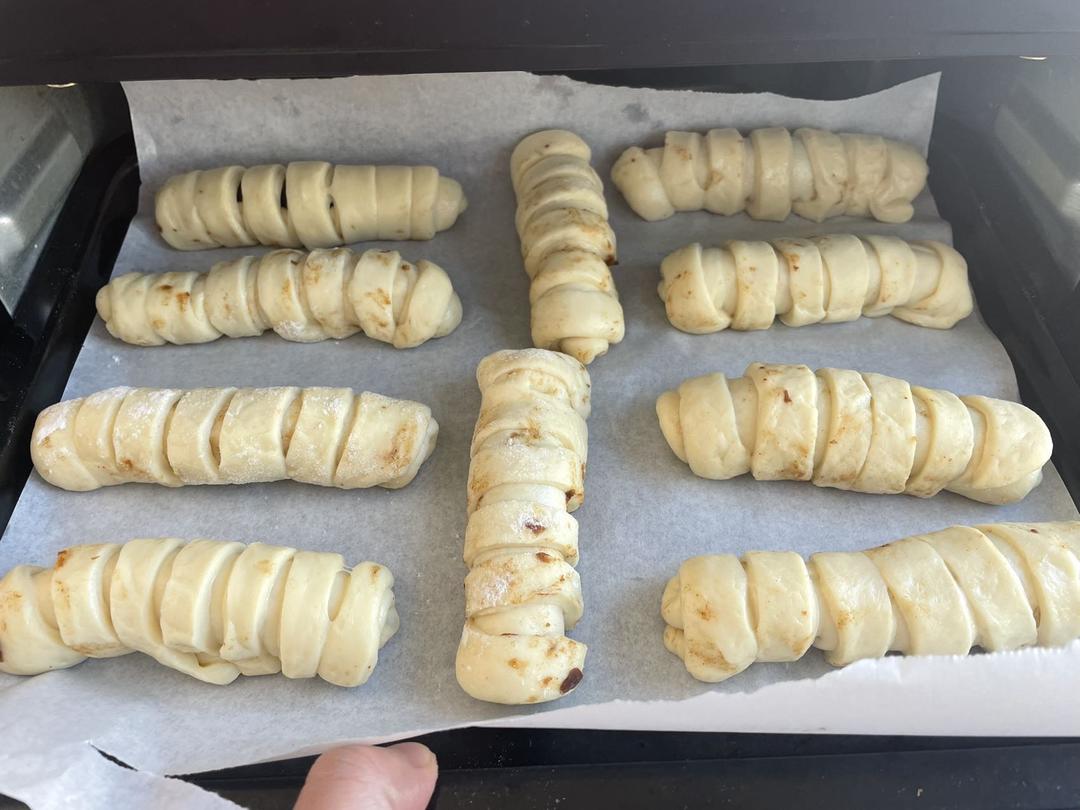 超柔软又拉丝的杏仁豆沙毛毛虫面包