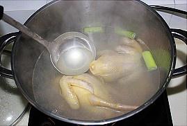 枣杞乳鸽汤的做法 步骤5