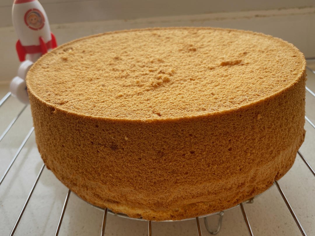 新手必成8寸生日蛋糕（详细多图干货经验分享，解决戚风蛋糕塌陷，奶油饰面涂不好，烤箱温度不好掌握等各种问题）