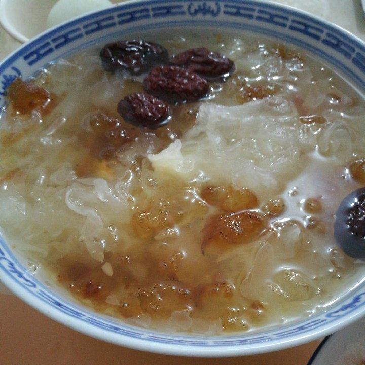 桃胶银耳红枣羹