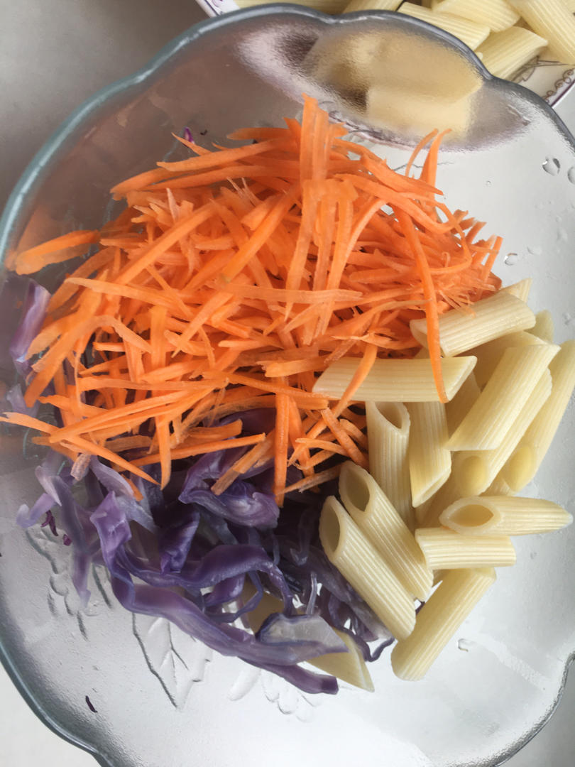 【健康三餐】彩虹沙拉附自制花生黄芥末酱汁