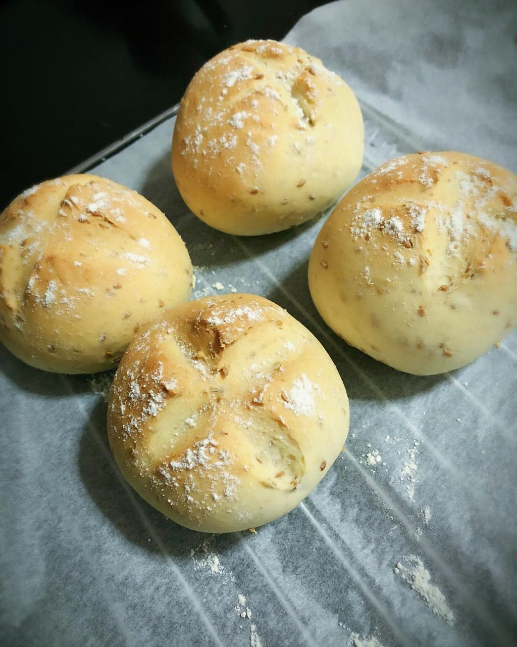 啾啾球球做过全麦亚麻籽面包手揉版,临时决定做的,亚麻籽没有泡,造型