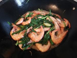 韭菜炒基围虾的做法 步骤5