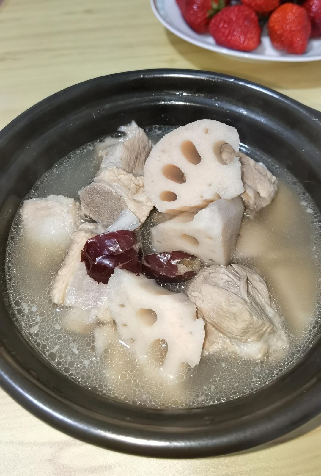 厨师长分享："莲藕排骨汤"的家常做法，味道很赞火候足