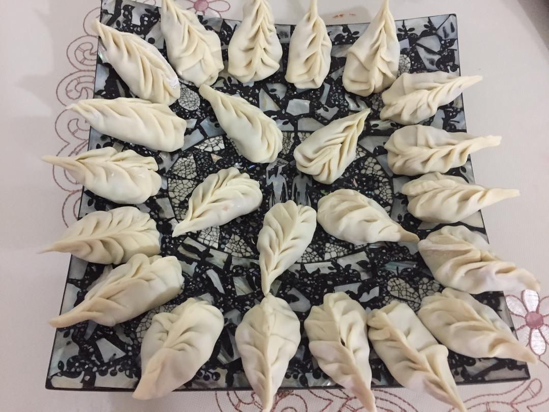 弯柳叶包子包法