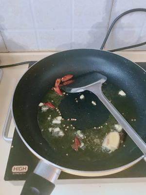 西红柿金针菇汤，超级鲜的做法 步骤2