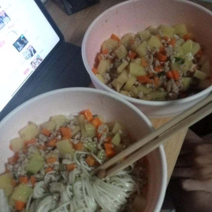 土豆胡萝卜肉酱挂面