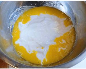 电饭煲酸奶蛋糕的做法 步骤2