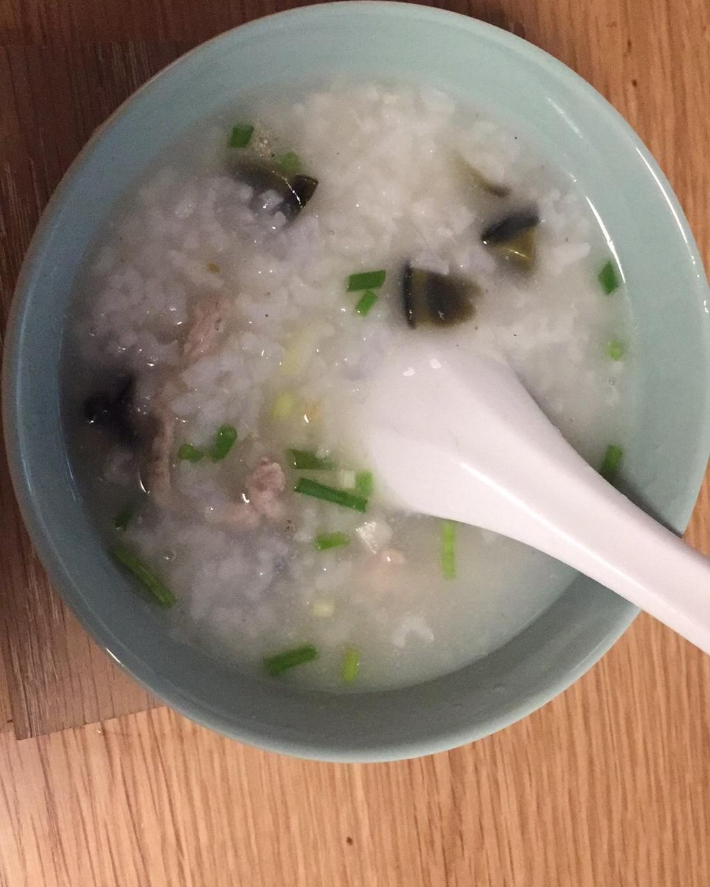 十五分钟快手之香滑皮蛋瘦肉粥(附五分钟电饭煲电压力锅更快捷方法)