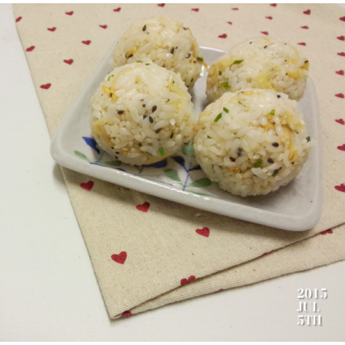 泡菜金枪鱼饭团