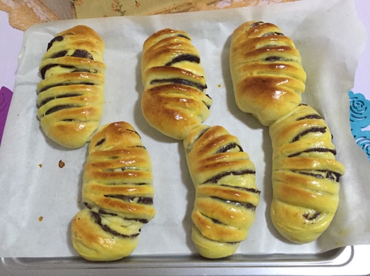 红豆沙面包卷——好吃得不得了#皮黑森林#