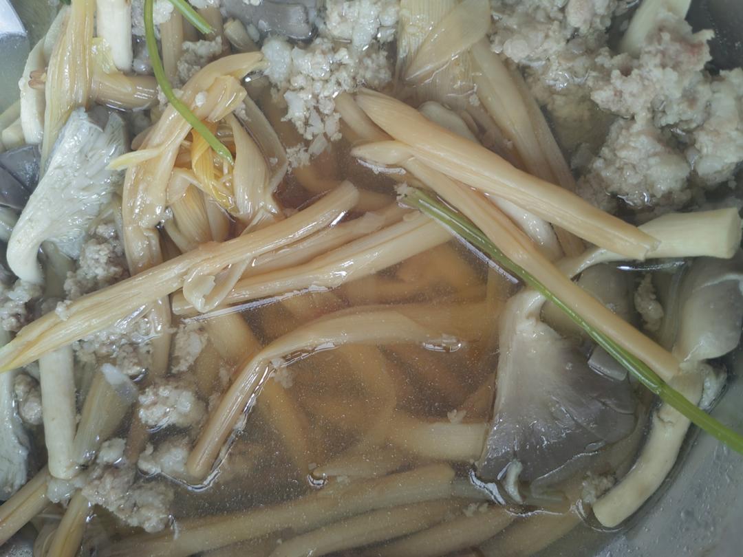 黄花菜秀珍菇鲜肉汤