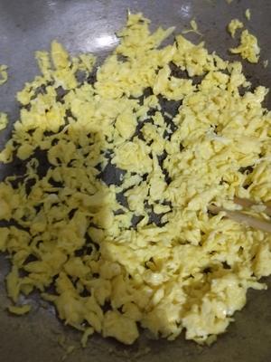 韭菜鸡蛋素煎包的做法 步骤2