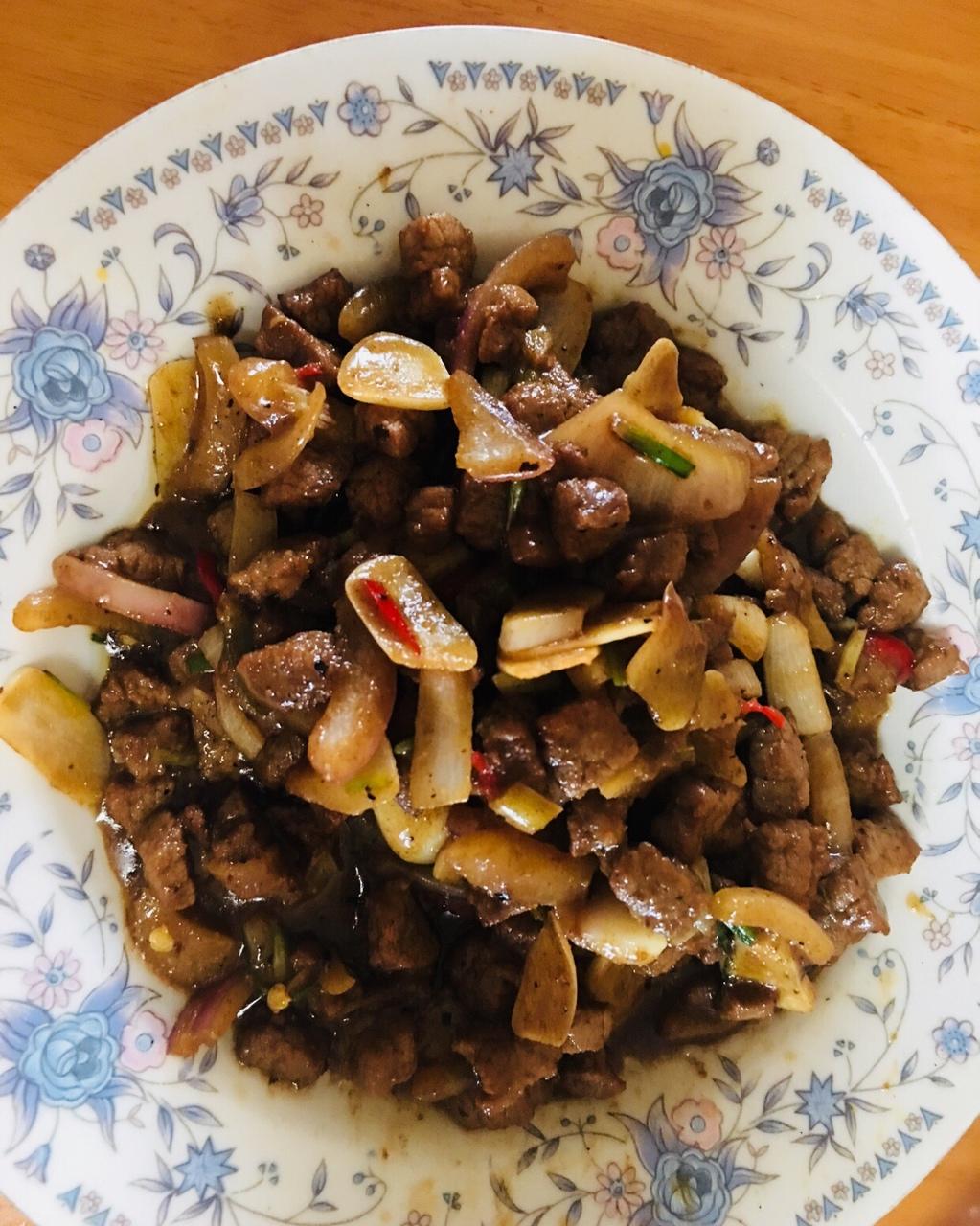 孜然洋葱炒牛肉粒