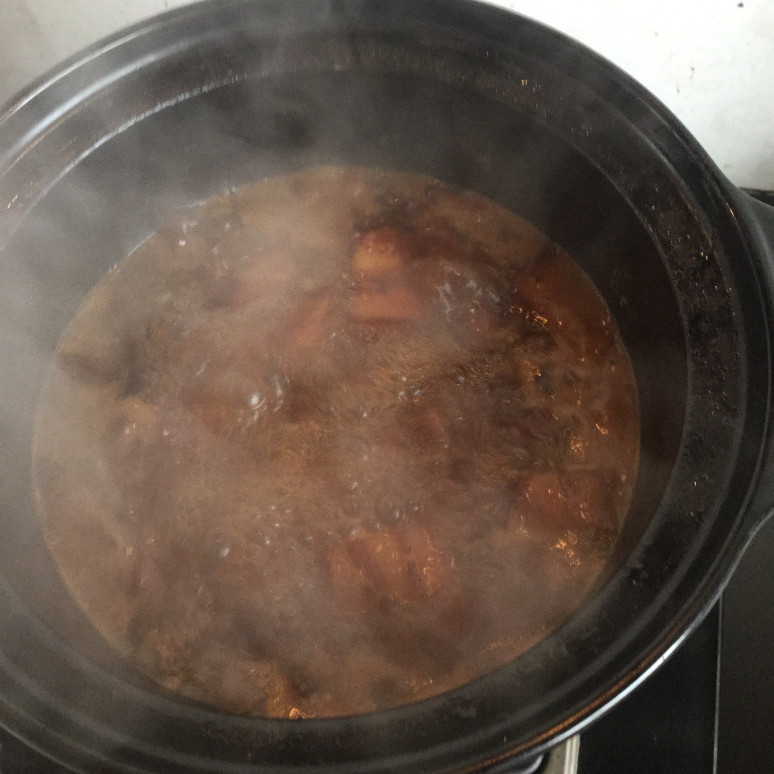 吃着碗里望着锅里的红烧肉