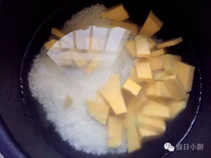 南瓜粥+芝麻蛋饼+葡萄（宝宝菜谱）的做法 步骤2
