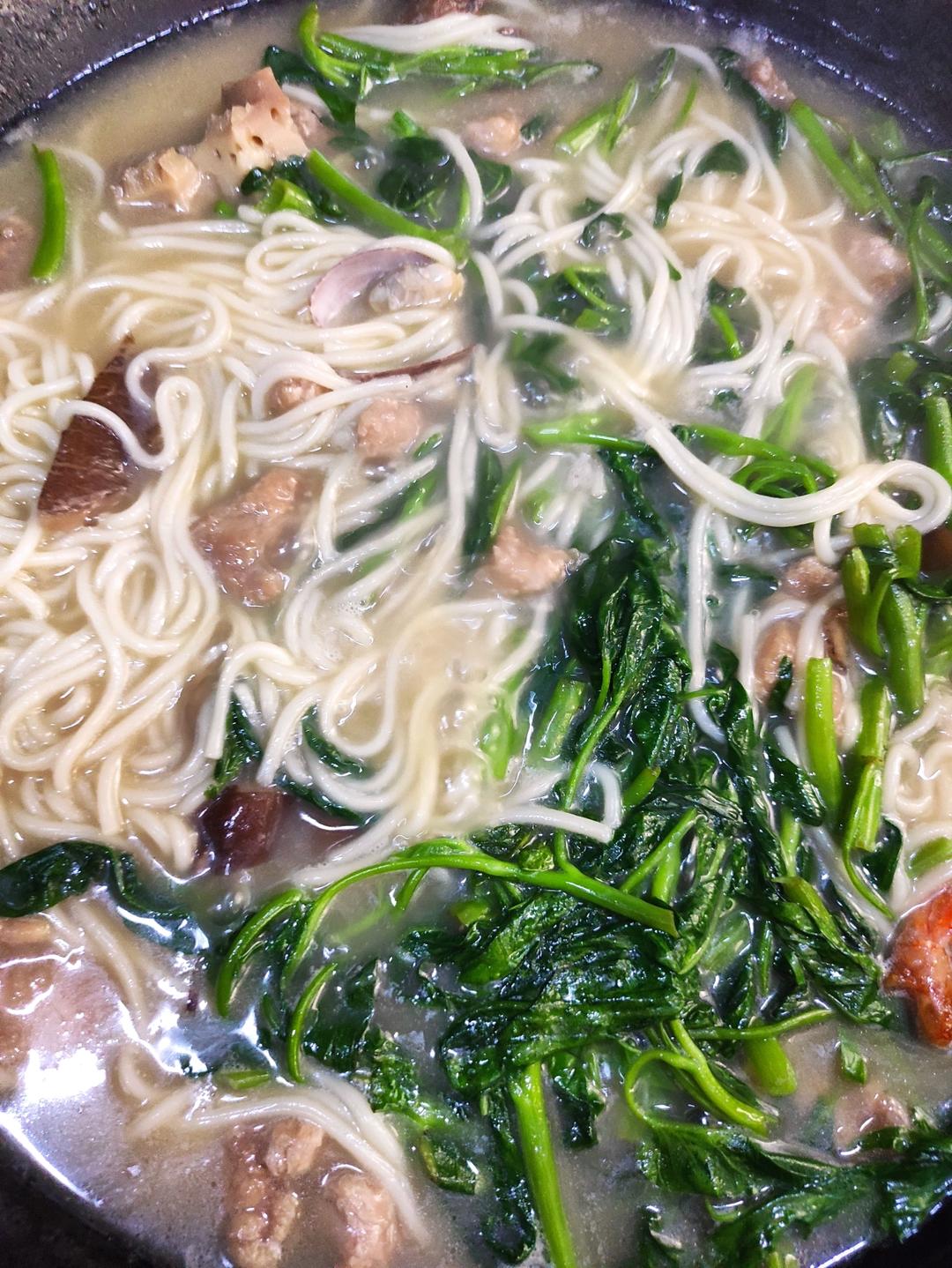 花蛤鲜虾海鲜瘦肉面
