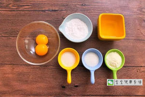 蛋黄饼干  宝宝健康食谱的做法 步骤1
