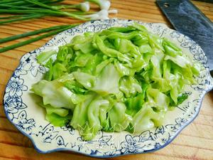 怎么让清炒青菜保持翠绿的做法 步骤3