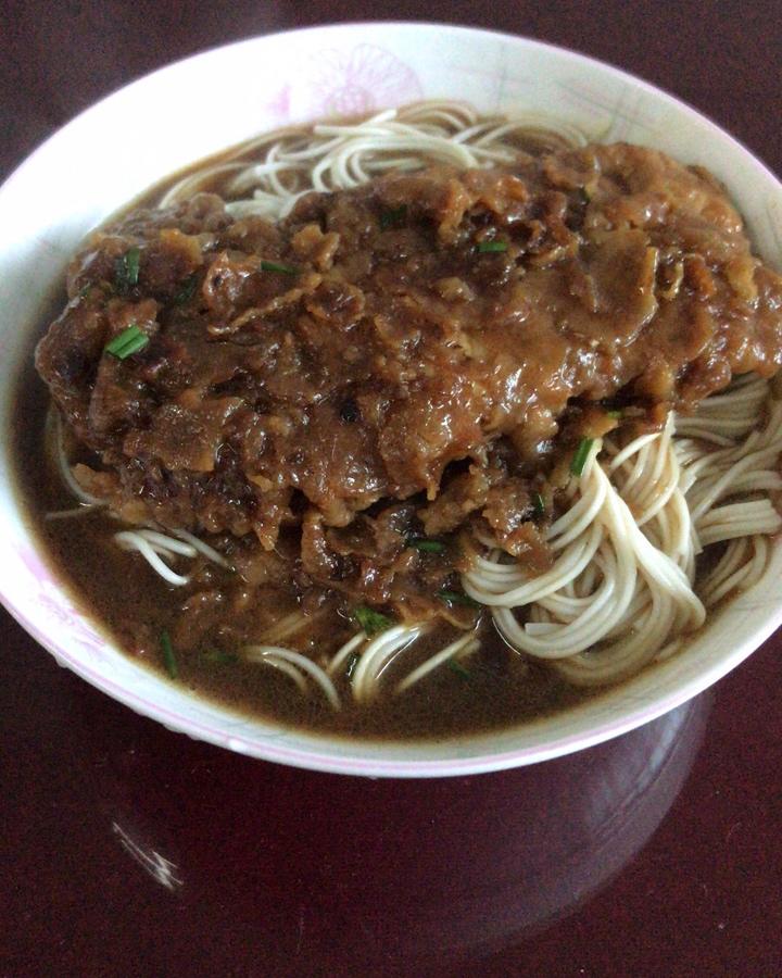 努尔虾吃做的红烧大排大排面浇头