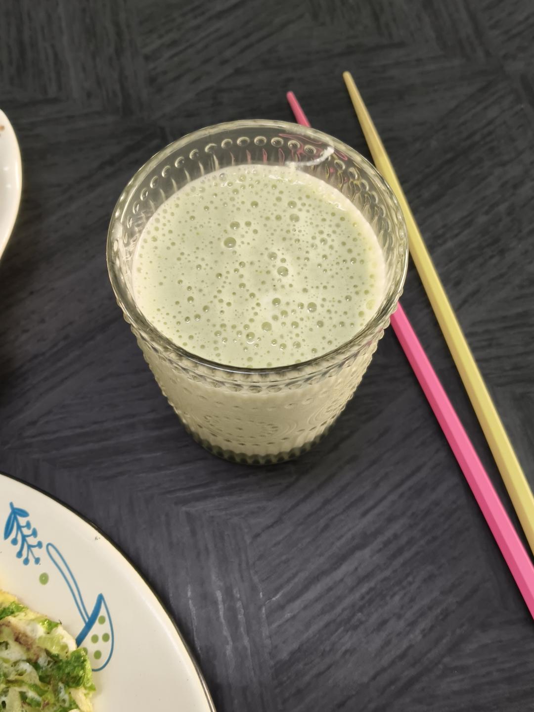 香蕉黄瓜生菜酸奶昔