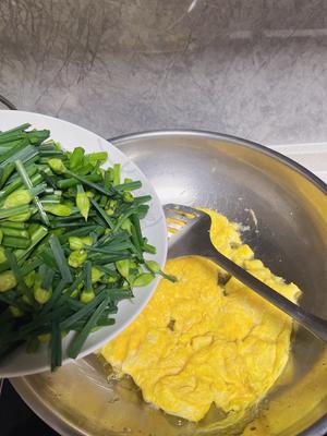 鸡蛋炒韭菜梗的做法 步骤5