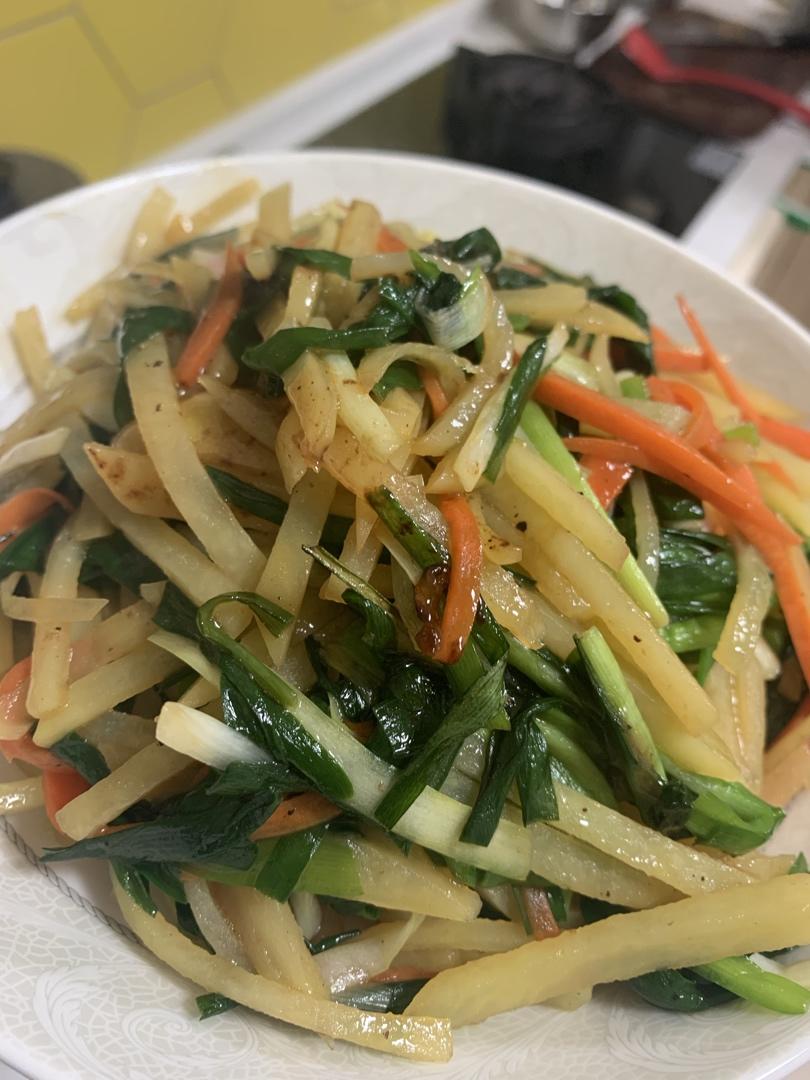 红黄绿三色“胡萝卜土豆丝炒韭菜”