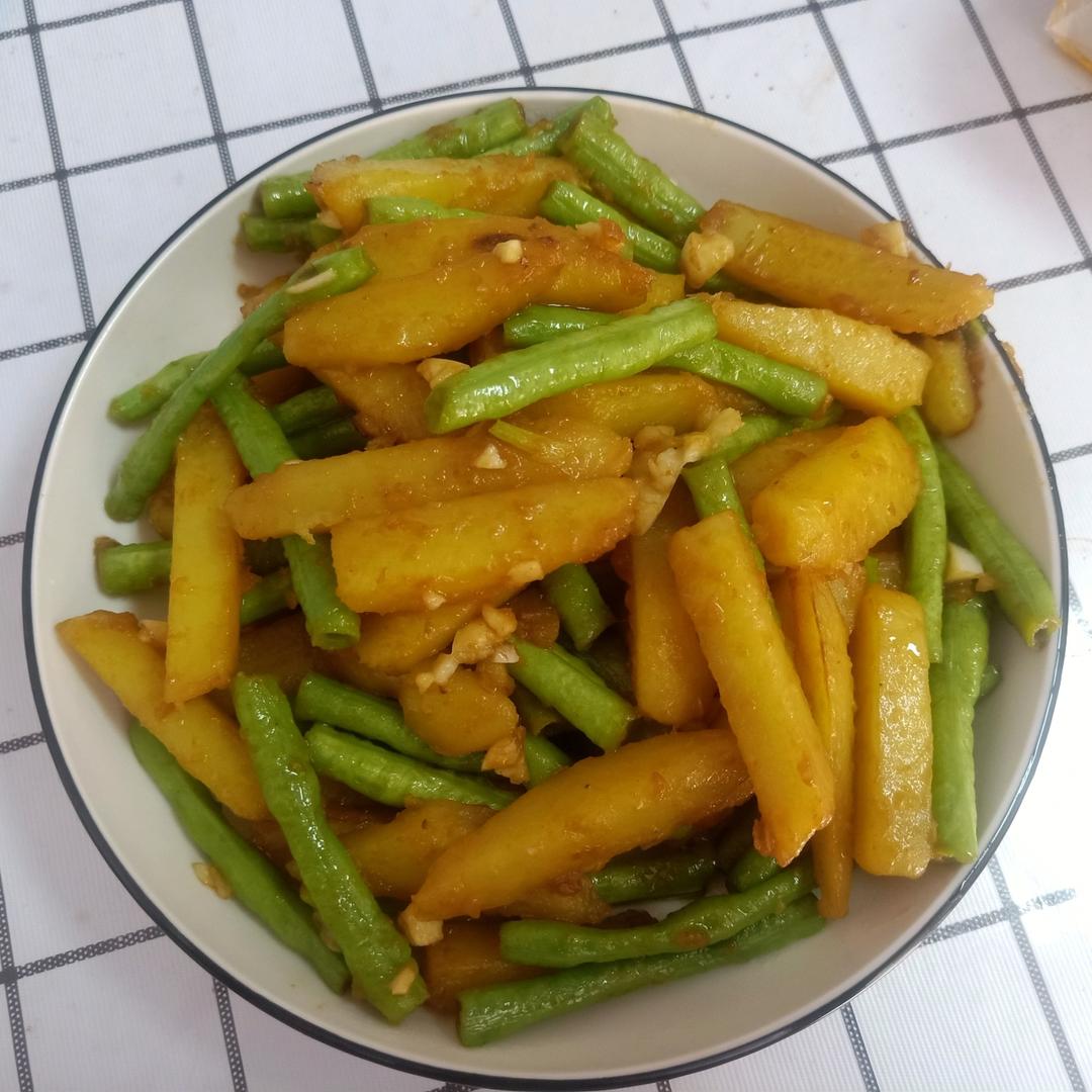 豇豆炒土豆是很神奇的一道菜, 没有一丁点肉, 却好吃到爆