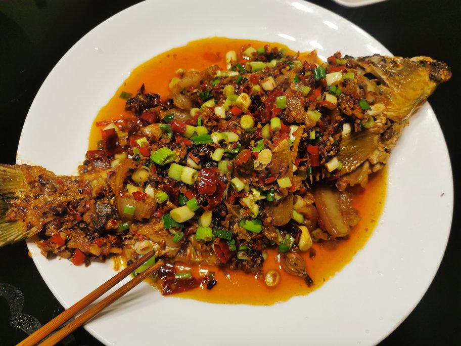 厨师长教你：“干烧鲤鱼”的家常做法，汤汁郁浓，肉嫩软糯