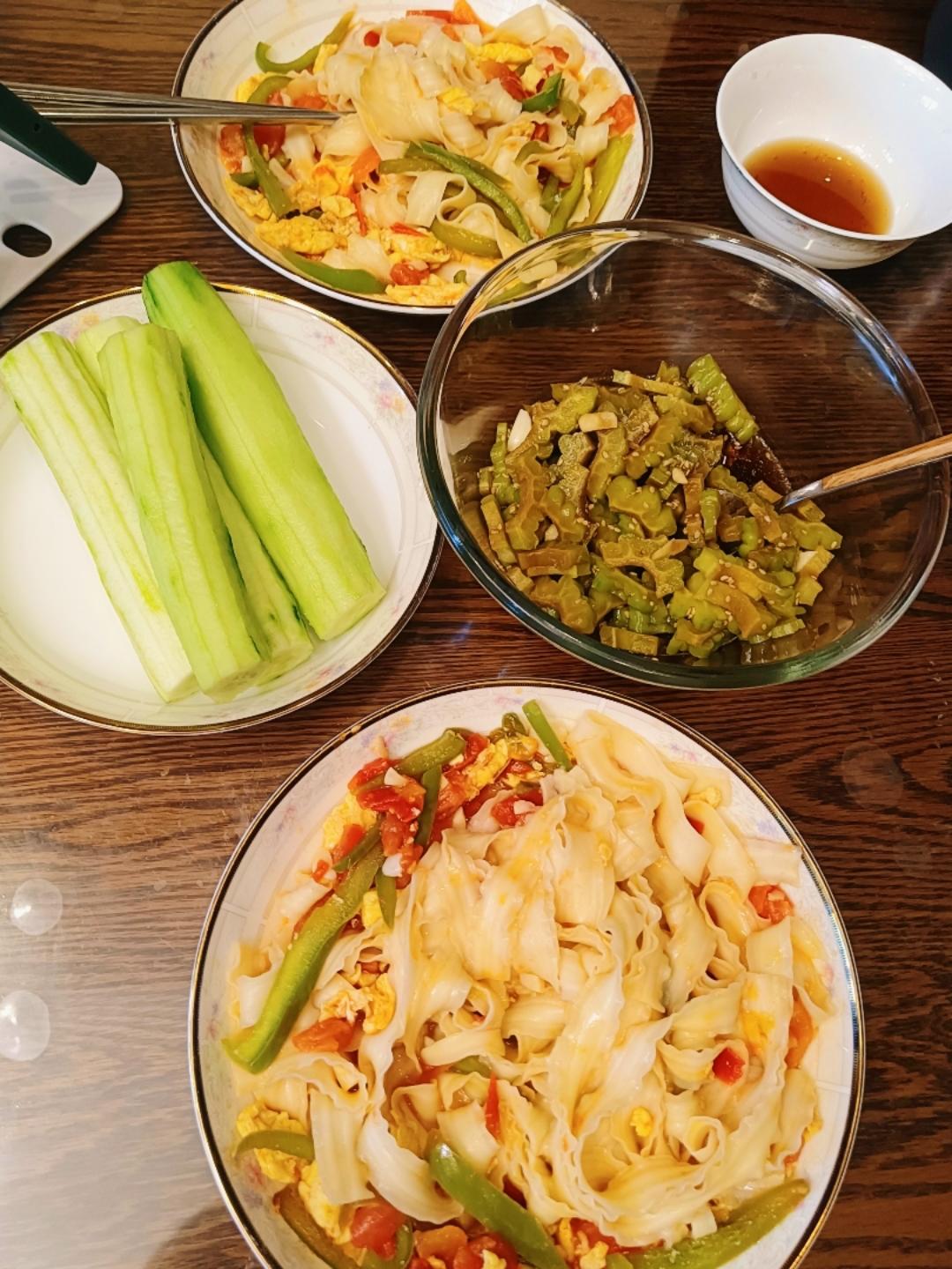 炒刀削面这样做，每次吃的盆干碗净