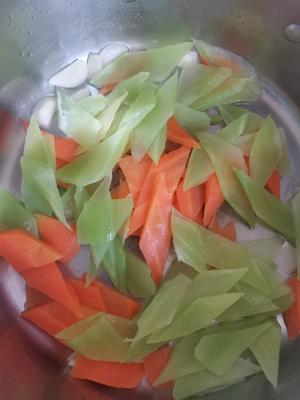 青笋炒胡萝卜（清淡/低脂/快手）的做法 步骤2