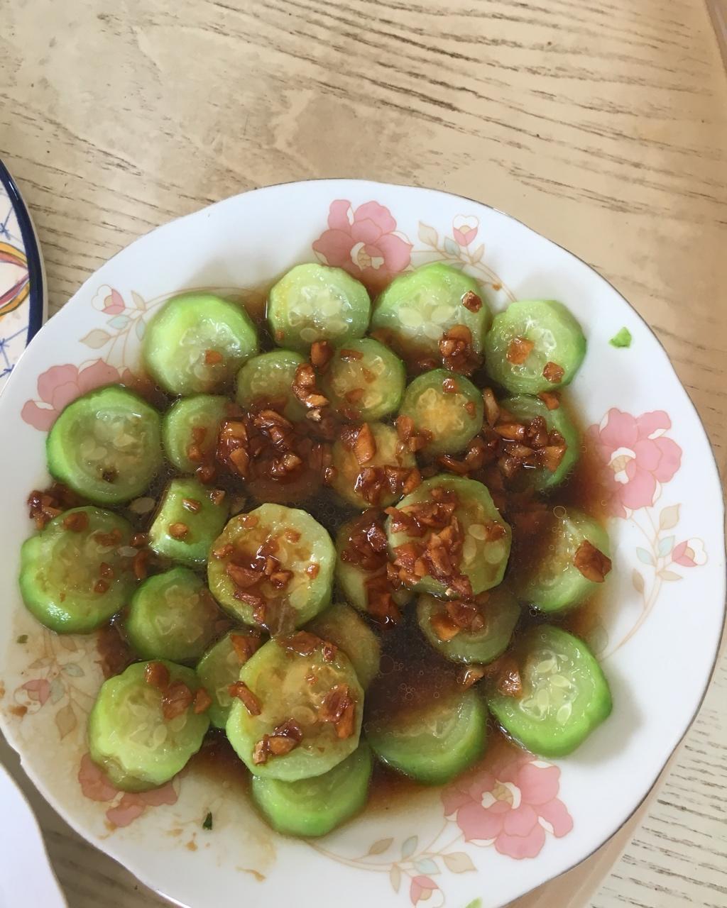 只需要五分钟就可以的美味蒜蓉蒸丝瓜