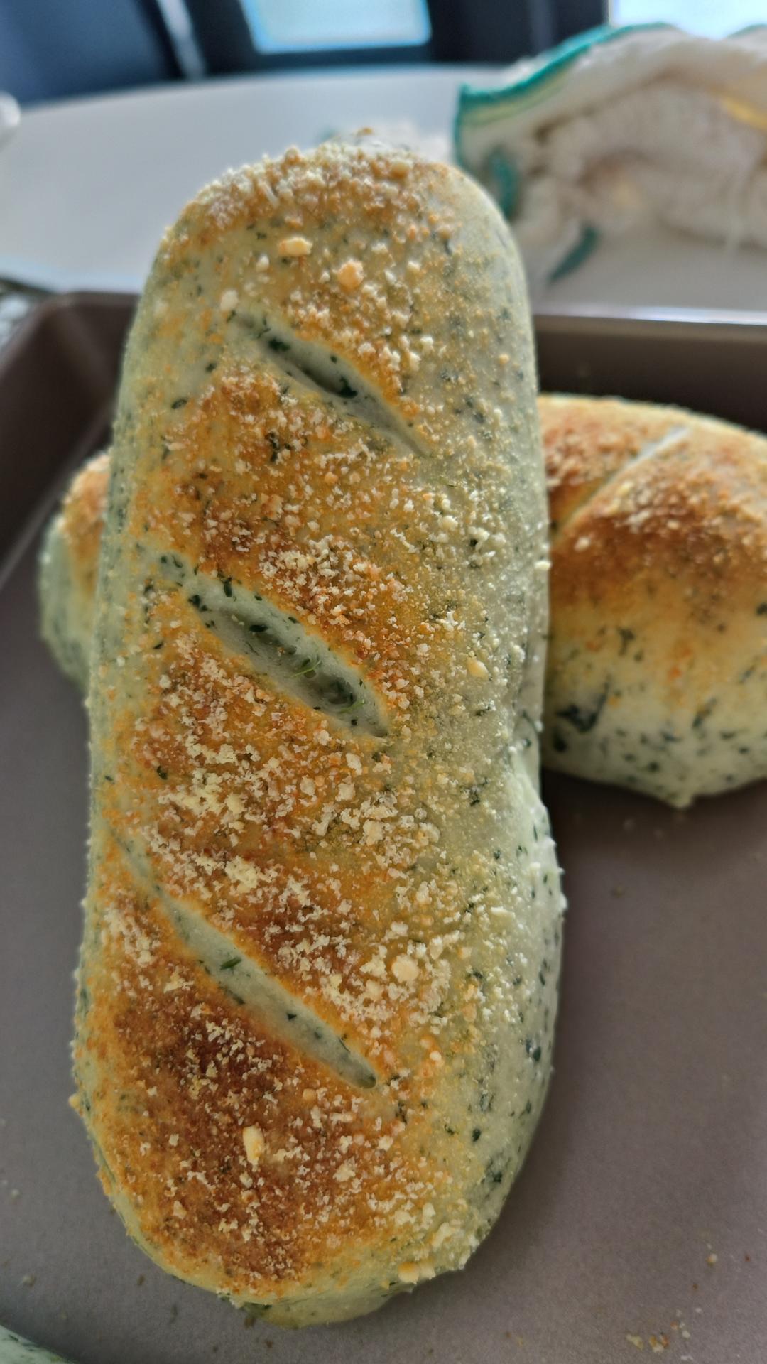 好吃不腻的咸口面包｜【全麦菠菜芝士面包】