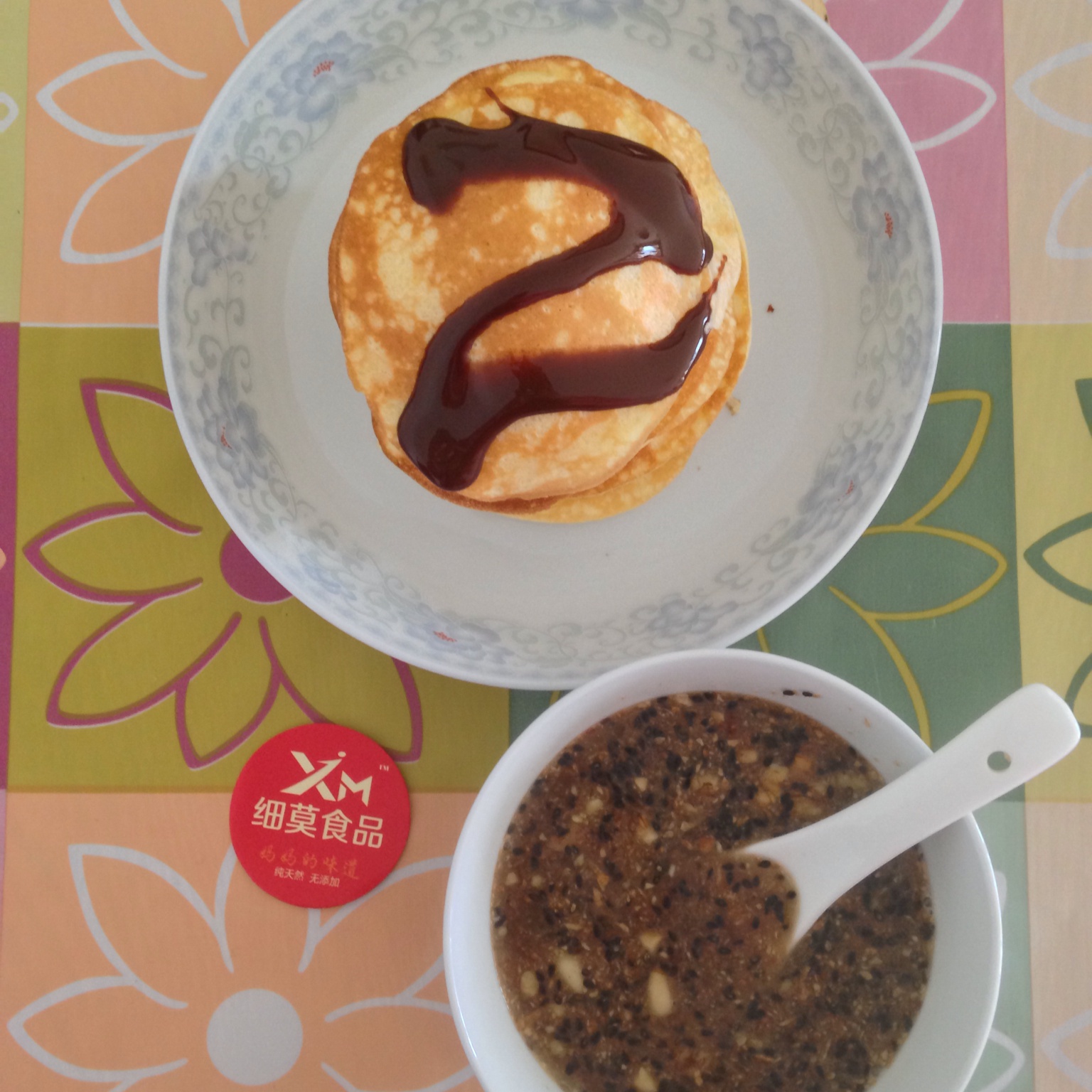 【酸奶松饼yogurt pancake】，搭上黑莓果酱和枫糖的美味。