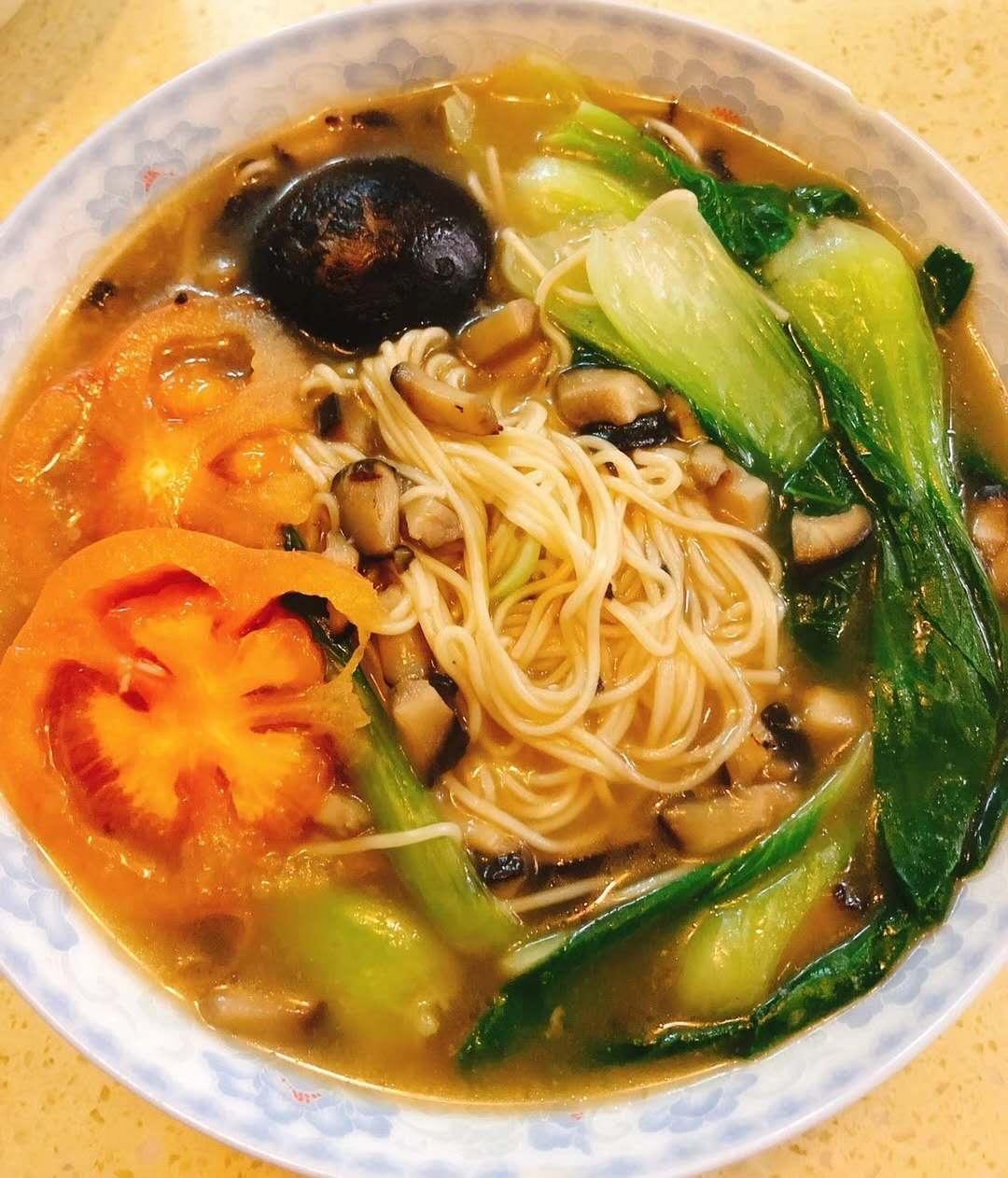 菌汤面条 看得见的香菇 尝得到的鲜美 这才是真正的菌汤