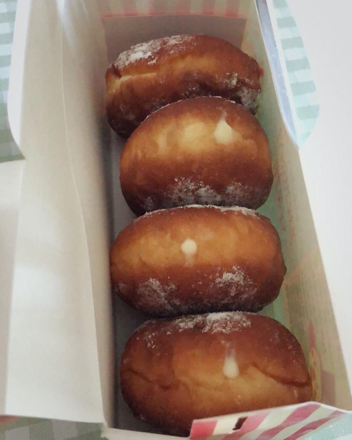 好吃到哭泣的甜甜圈VANILLA CREAM-FILLED DOUGHNUTS