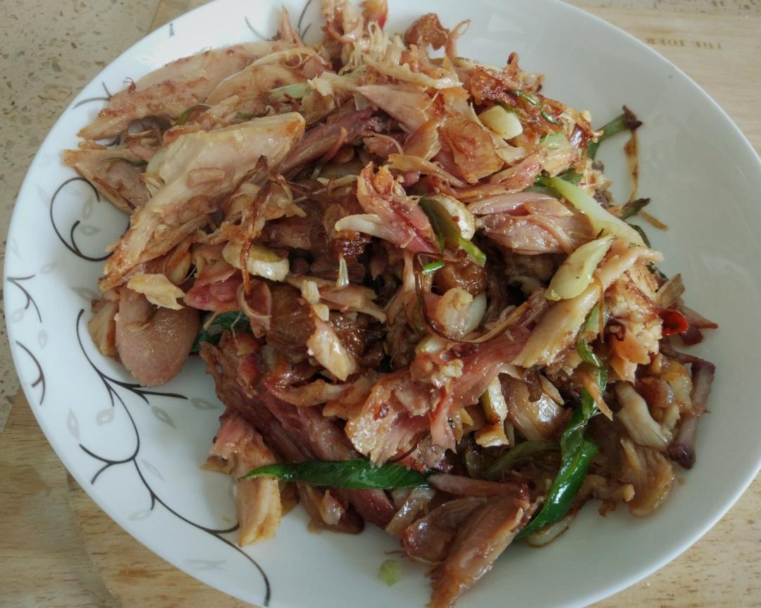 葱爆鸡丝（包装买的卤鸡，五香鸡，扒鸡，烧鸡，都可以这么做）