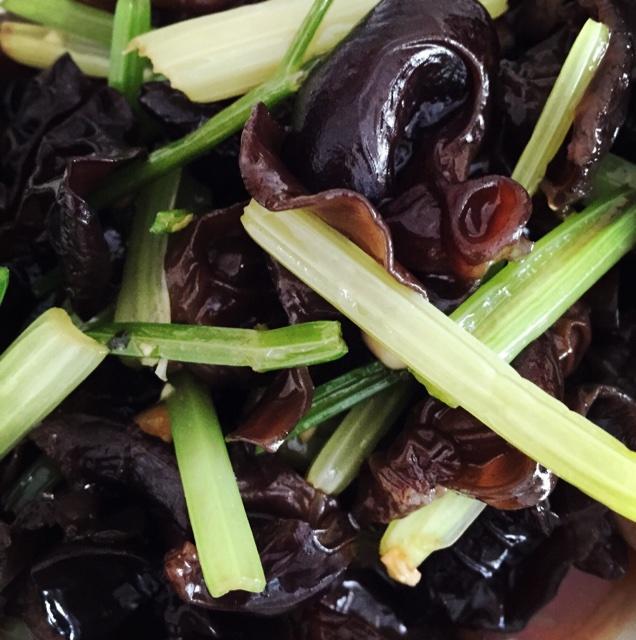 凉拌木耳（芹菜，胡萝卜丝随意发）