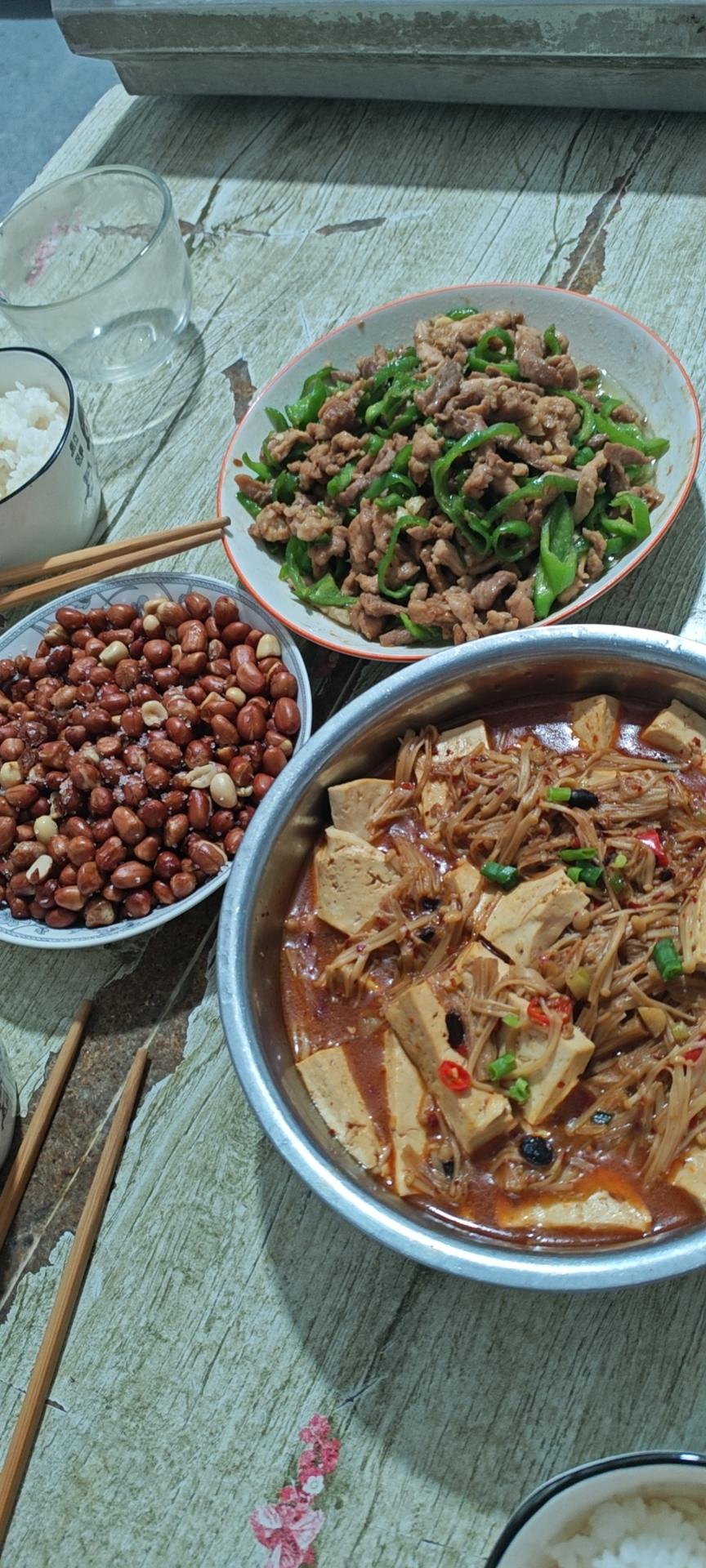 经典的家常菜，青椒炒肉丝，简单的食材也能做出如此美味