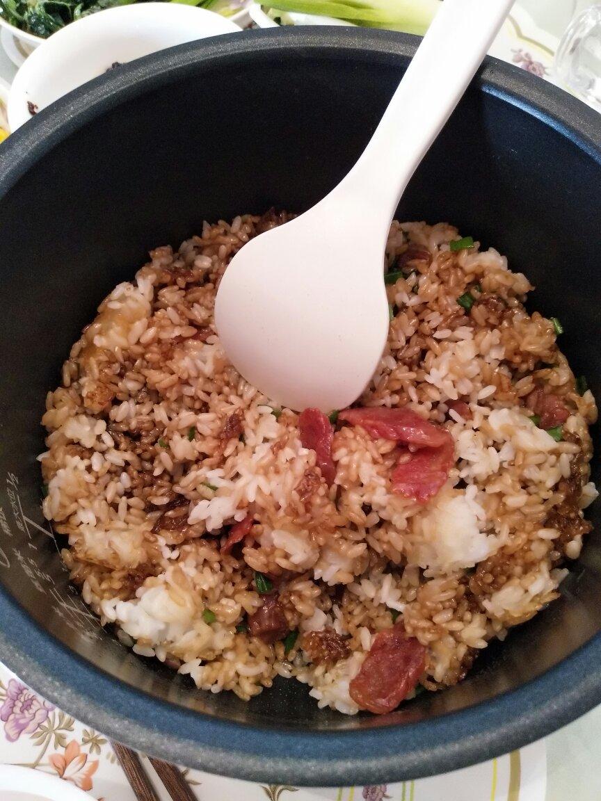 温暖周围的小太阳做的腊味煲仔饭(电饭煲版)