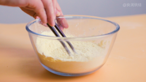 玉米蒸糕的做法 步骤2
