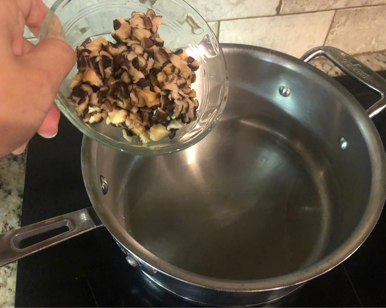 糯米香菇肉末烧卖（利用饺子皮手擀）的做法 步骤3
