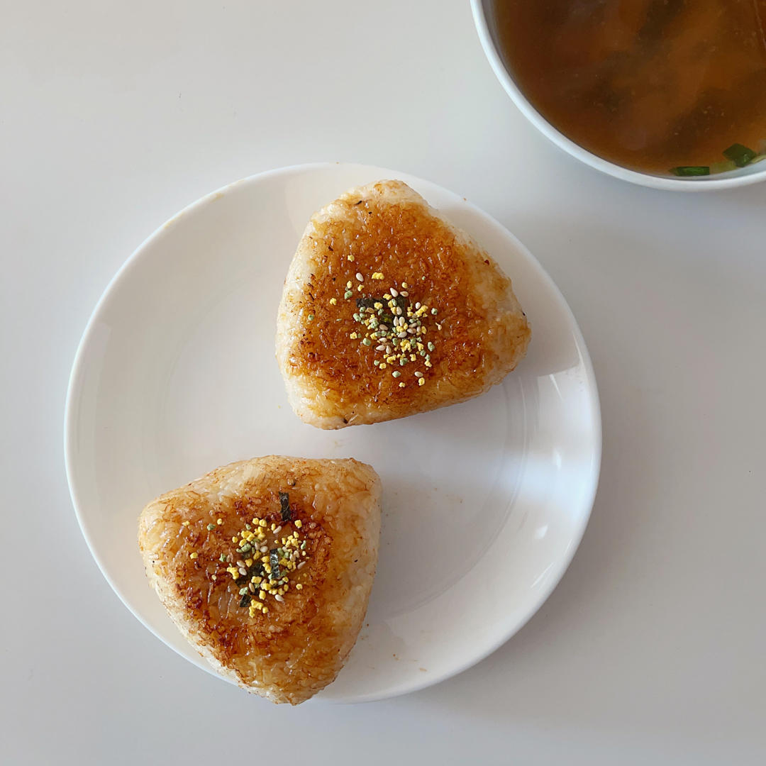 剩米饭的神仙吃法，肉松酱油烤饭团，平底锅就能做哦～