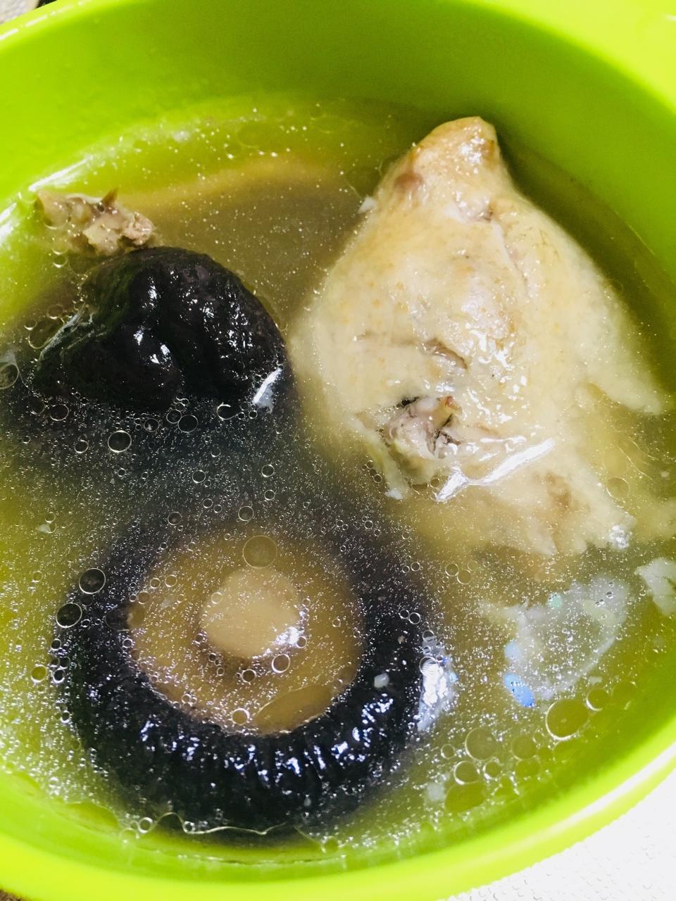 钱太小厨房做的香菇枸杞鸽子汤