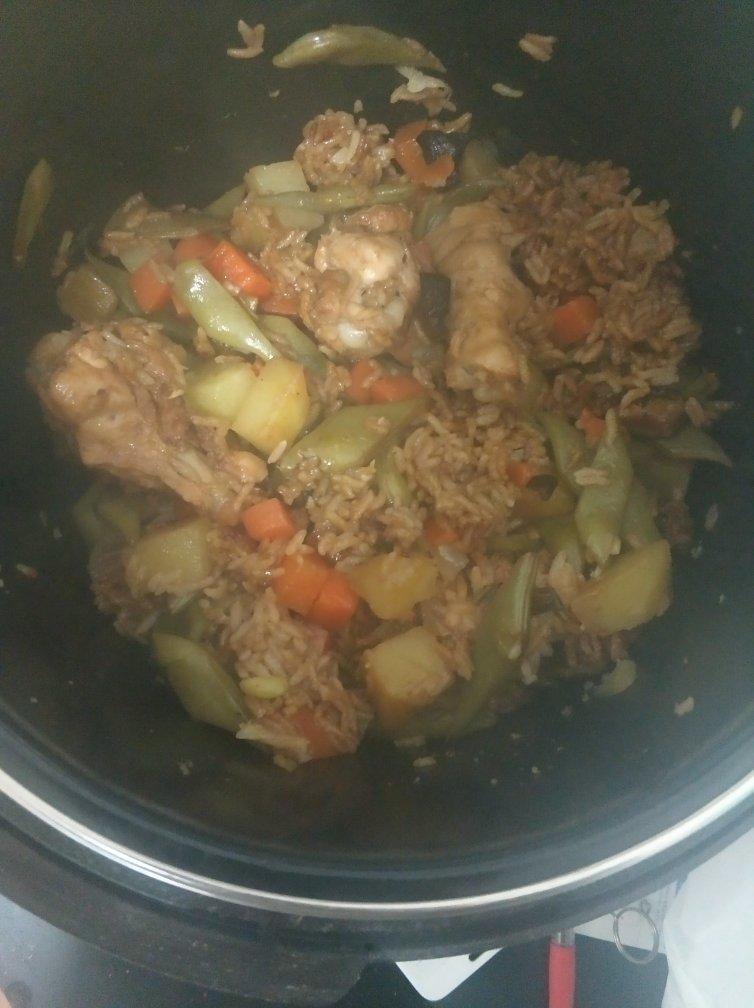 一整只鸡腿的电饭锅焖饭