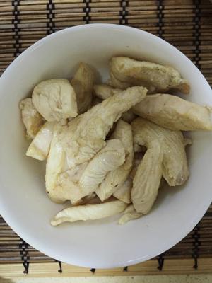 柠檬汁鸡胸肉沙拉配炒芦笋的做法 步骤3