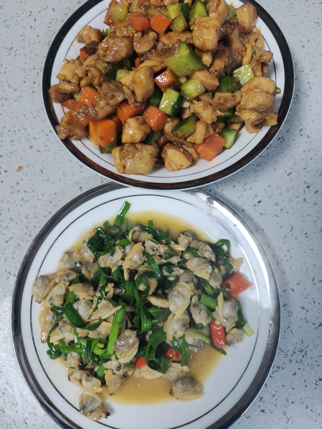 今日菜谱：蛤蜊肉炒韭菜