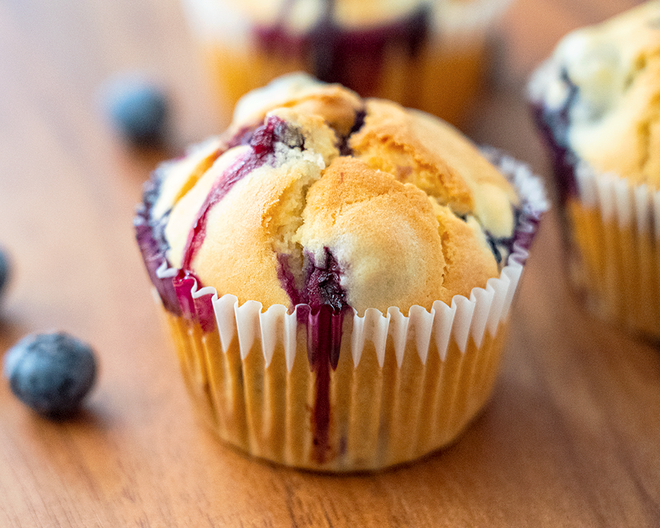 【爆浆蓝莓玛芬蛋糕】搅和几下就爆浆了～Blueberry Muffins～ | Q BAKE的做法