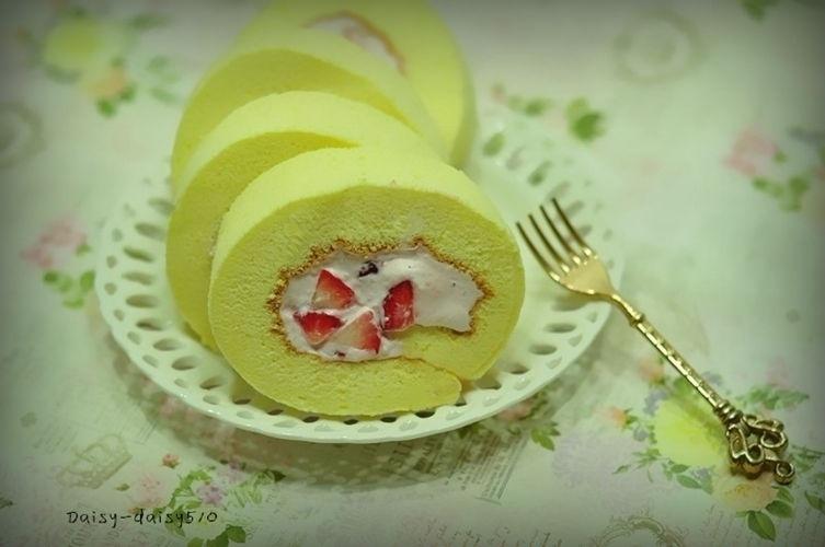 春季的鲜草莓乳酪瑞士卷的做法