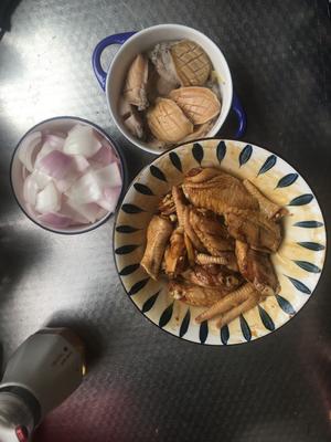 鲍鱼大虾闷鸡翅——超好吃的灵魂拌饭汤的做法 步骤2